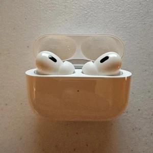 Apple AirPods Pro 2ème génération avec boîtier de charge sans fil MagSafe (USB-C) - Photo 1 sur 13
