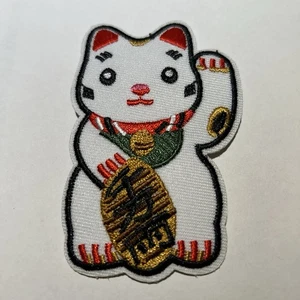 MANEKI-NEKO - THE JAPANESE LUCKY CAT - Embroidered Iron-On/Sew-On Patch - Picture 1 of 2