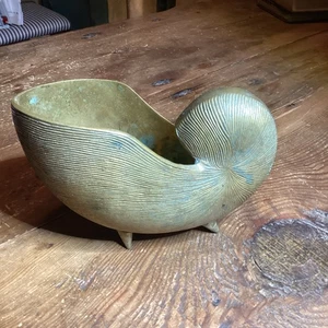 Vintage Mid-Century Modern Messing Nautilus Muschel Pflanzgefäß mit Fuß 3 1/2” x 7” 2 Pfund - Bild 1 von 8