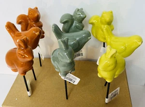 Pali da giardino in ceramica, uccellini 🙂, scoiattoli 🙂, conigli 🙂 8,5"" alti 2"" larghi - Foto 1 di 7