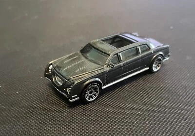 2013 Matchbox Lesney 2001 Limousine Airport Ground Crew MB537 Dk. Gray - Image 1 of 4