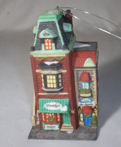 Department 56 Adorno Clásico: Navidad en la Ciudad: DOROTHY'S DRESS SHOP: EXCELENTE: SIN RESERVA - Imagen 1 de 4