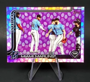 Tarjeta del equipo de los Miami Marlins serie 1 Topps 2025 lámina púrpura huevos de Pascua exclusivos - Imagen 1 de 2