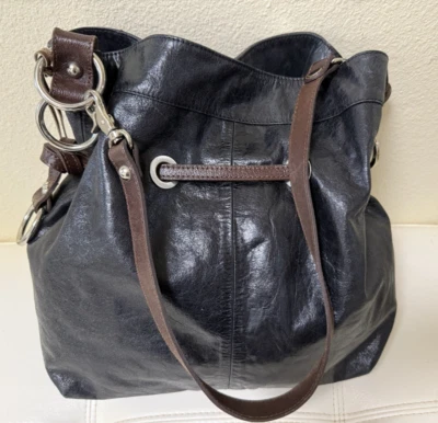 Bolso de mano TANO de cuero envejecido negro con detalles marrones Foto 1 de 4