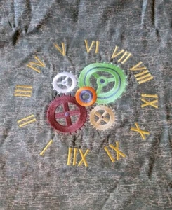 Maschinenstickerei Steam Punk Zahnräder Uhr auf Stoff ungerahmt - Bild 1 von 3