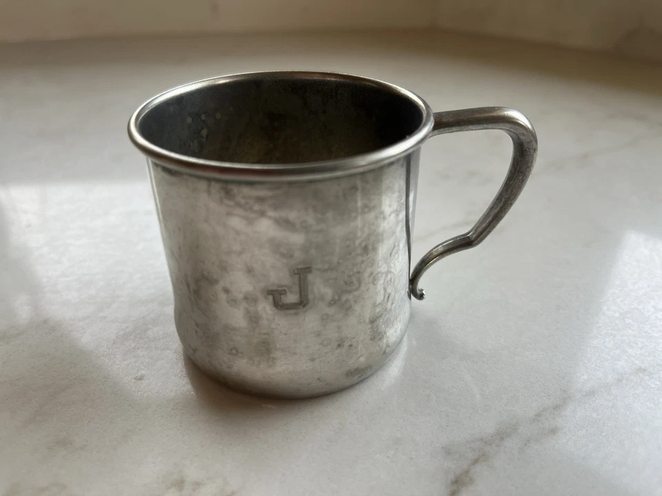 Taza pequeña Oneida Tudor enchapada con J en ella! Bastante genial 2,5 pulgadas de alto y a través Foto 1 de 4