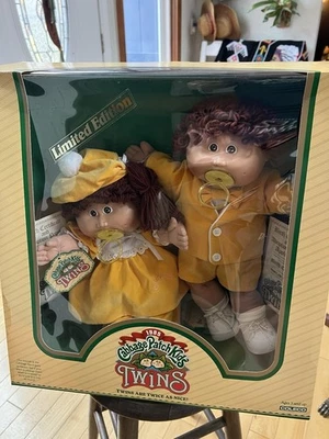 Vintage CABBAGE PATCH KIDS TWINS  1985 Coleco Boy & Girl BrownEyes & Brown Hair - Image 1 of 4