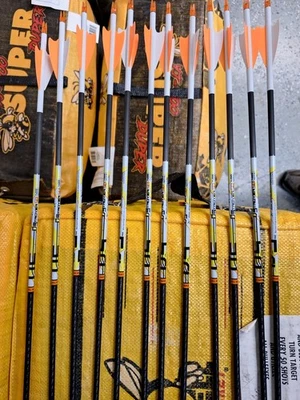 12 Carbo Express Dstroyer SD 400 Arrows With Wraps & TAC Vanes - Image 1 of 3