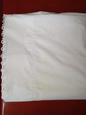 Sábana plana blanca de mezcla de algodón Peacock Alley, ojales ~ borde festoneado (? King?) Foto 1 de 4