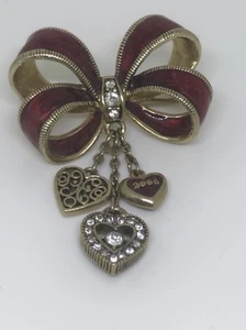 Signierte datierte 2006 Monet purpurrot emaillierte Schleife mit Strass & baumelnden Herzen - Bild 1 von 5
