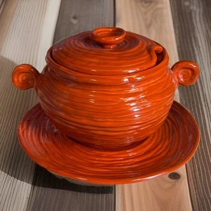 Zuppiera vintage ceramica arancio bruciato con sottopiatto metà secolo struttura corda - Foto 1 di 21