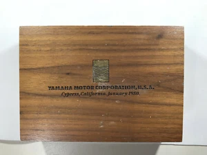 Yamaha Motor Corp Spielkarten Holzbox mit Karten von 1980 - Bild 1 von 5