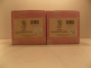 2002 Precious Moments Ornament Möge dein Urlaub mit Freude funkeln 104203 x 2 - Bild 1 von 3