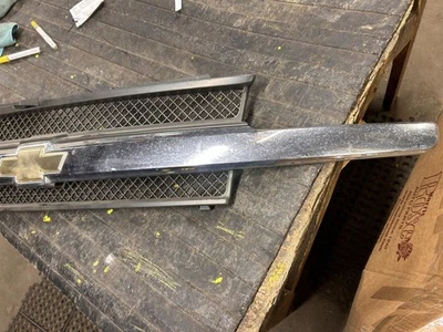 Grille With Full Width Grille Bar Fits 02-09 TRAILBLAZER 378514 - Изображение 1 из 4