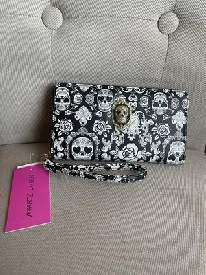 Cartera Betsey Johnson Calaveras Corazón Rosa Blanco y Negro Cremallera Alrededor Muñequera Nueva con Etiquetas Foto 1 de 4