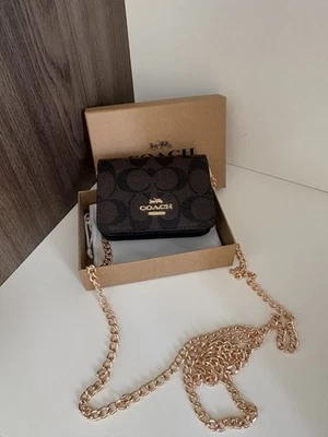 Mini billetera con cadena en lona exclusiva - CZ278 IMXAQ, marrón/Blackcoach Foto 1 de 3