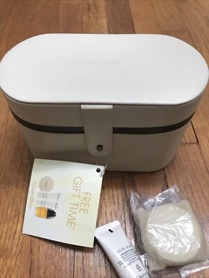 Estojo rígido bolsa cosmética maquiagem oval Calvin Klein 8 1/4" (L) X 4 1/2" (W) - Imagem 1 de 4