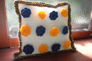 Strickkissen Zierkissen Sofakissen mit Fühlung Blüten HANDARBEIT !!! - Bild 1 von 7