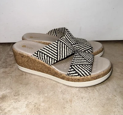 Sandalia de cuña Bzees para mujer 6,5 M Riviera Resort negra/multi tela de rafia boho usada en excelente estado Foto 1 de 4