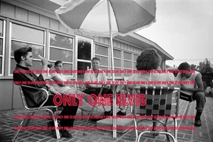 "Elvis Presley 1956 | ""Pepsi en el patio"" (foto) ""Memphis Tennessee" - Imagen 1 de 1