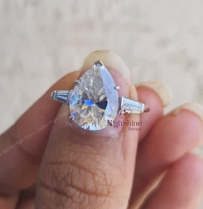 Großer Promi-Moissanit-Ehering 5 kt mit drei Steinen im Birnenschliff 14 kt Weißgold - Bild 1 von 8