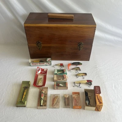 Lote de señuelos vintage con caja de aparejos antigua. Heddon, cebos de bingo, señuelos de bombardero.  Foto 1 de 4