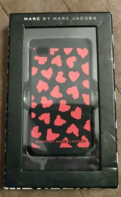 Funda Marc Jacobs IPHONE 4/4S Negra Con Corazones Rojos Forma Abstracta Foto 1 de 4