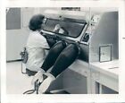 1965 Pressefoto Boeing Woman Tech macht elektronische Schaltungen im Handschuhfach 1960er Jahre