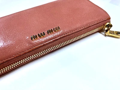 MIU MIU VINTAGE METAL LOGO CREMALLERA ALREDEDOR CUERO CARTERA LARGA ITALIA ROSA ROSA Foto 1 de 4