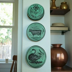 3 estampillas colgantes de mantequilla de cerámica verde reproducción vintage de 5" firmadas por artista - Imagen 1 de 6