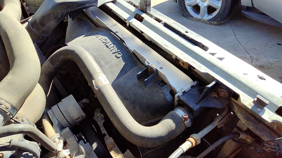 Оригинальный пластиковый корпус вентилятора охлаждения радиатора 1989 Ford F150 5,0 л - Изображение 1 из 3