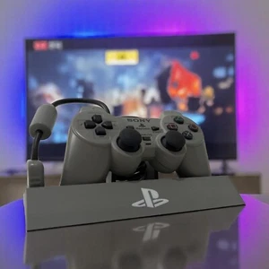 Soporte Mando Playstation 1 Gris y Blanco Soporte Pantalla para Sony PS1 - Imagen 1 de 10