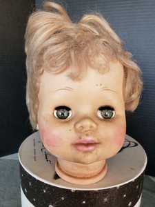 muñeca de cabeza grande