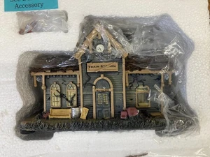 Hawthorne Village Stalking Dead County "ESTACIÓN DE TREN" con certificado de autenticidad y figura - Imagen 1 de 14