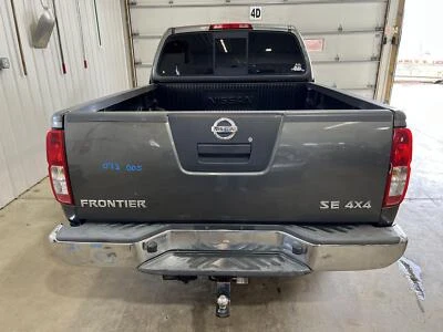 05-12 CUBIERTA PARACHOQUES TRASERO NISSAN FRONTIER GRIS TORMENTA K27/CROMO Foto 1 de 4