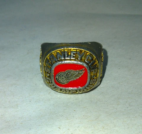 1997 Promo Detroit Red Wings Stanley Cup Ring Key Chain Cover