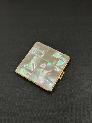 Superbe  ancien poudrier  en  nacre et laiton miroir biseauté - Photo 1/4