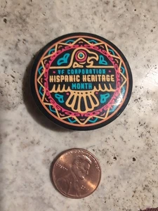 Botón Pinback VF Corporation Mes de la Herencia Hispana (Furgonetas, Cara Norte,... - Imagen 1 de 6