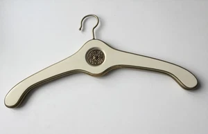 Eleganter lackierter Garderobenbügel aus Holz  - mittig mit Messemedaillon - Bild 1 von 4