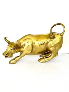 Scultura statuina bue toro in bronzo, 7" L, 880 g (1,94 libbre) - Foto 1 di 1