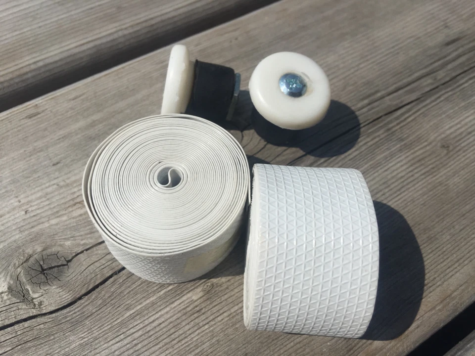 自行车乙烯基车把带条带带带巴塔普白色带盖塞全新陈货 — 第 1/1 张图片