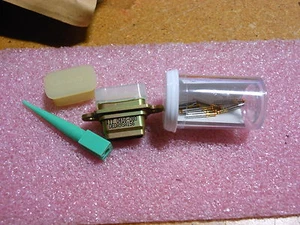 ITT CONNECTOR WITH CONTACTS # DEDA-9S-A156 NSN: 5935-01-187-0717 - Foto 1 di 3
