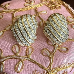 Vintage 80s Signed SAL Swarovski Pavé Crystal & Gold Tone Heart Cip On Earrings - Picture 1 of 7