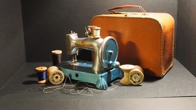 jouet enfant ancien : machine à coudre en fonte et sa valisette de transport  - Photo 1/4