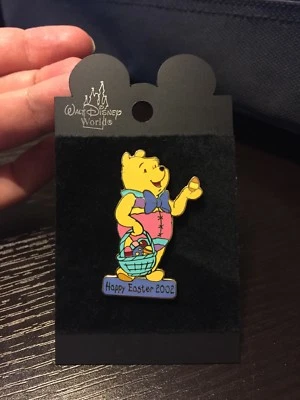 Broche aposentado WDW Winnie The Pooh Páscoa 2002 - Imagem 1 de 2