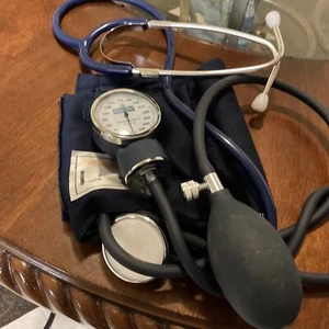 Osfigmomanometro Misuratore Manuale Pressione Sanguigna da Braccio Misuratore da Polsino - Foto 1 di 8