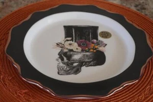 HARVEST GREEN STUDIO HALLOWEEN TOP HAT SKULL FLOWERS GOLD TRIM DINNER PLATES-S/4 - Picture 1 of 1