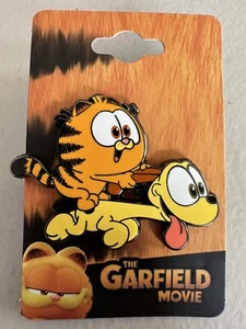Garfield Baby Odie & Garfield Reiten Emaille Pin - Bild 1 von 3