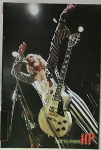 THE DARKNESS Justin Hawkins abito a righe in bianco e nero ~ PINUP pagina rivista - Foto 1 di 1