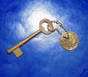 Antiker Skelett Schlüssel auf Messingperlen Schlüsselanhänger mit "KNOPF / 30" Messinganhänger - Bild 1 von 3